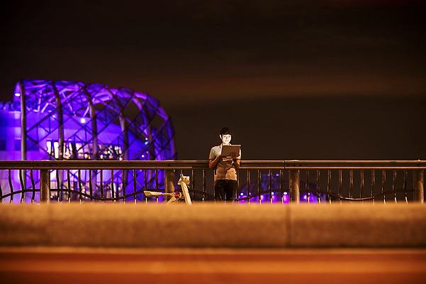 포토 JPG 공원 남자 비즈니스 정보기술 스마트라이프 한명 성인 야외 건물 30대 노트북 스마트기기 한국인 네트워크 야간 스마트 반포대교 한강공원 스마트모빌리티 전동스쿠터 모빌리티 국내포토 자연요소 1 라이프스타일 건축물 공공시설 교통수단 컨셉 서울 기술 사람 동양인 장년 전자제품 스쿠터 다리_건축물 한강 파일형식