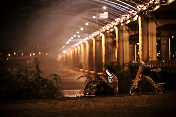 포토 JPG 전신 공원 남자 비즈니스 정보기술 스마트라이프 한명 앉기 성인 야외 30대 스마트기기 태블릿 한국인 네트워크 야간 스마트 분수 반포대교 한강공원 스마트모빌리티 전동스쿠터 모빌리티 국내포토 자연요소 1 라이프스타일 공공시설 교통수단 컨셉 모션 서울 기술 사람 동양인 장년 전자제품 스쿠터 다리_건축물 한강 파일형식