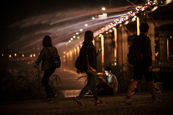 포토 JPG 공원 남자 비즈니스 정보기술 스마트라이프 여러명 성인 야외 30대 스마트기기 한국인 네트워크 보행자 야간 스마트 분수 반포대교 한강공원 국내포토 자연요소 라이프스타일 공공시설 다수 컨셉 서울 기술 사람 동양인 장년 전자제품 다리_건축물 한강 파일형식