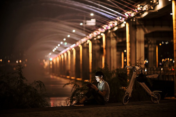 포토 JPG 전신 공원 남자 비즈니스 정보기술 스마트라이프 한명 앉기 성인 야외 30대 스마트기기 태블릿 한국인 네트워크 야간 스마트 분수 반포대교 한강공원 스마트모빌리티 모빌리티 국내포토 자연요소 1 라이프스타일 공공시설 교통수단 컨셉 모션 서울 기술 사람 동양인 장년 전자제품 다리_건축물 한강 파일형식