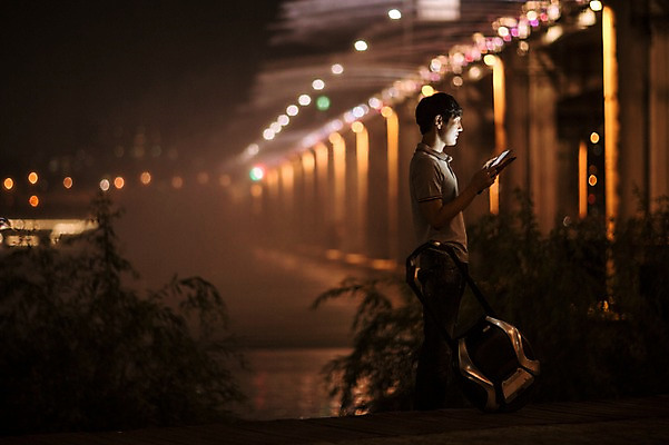 포토 JPG 공원 남자 비즈니스 정보기술 스마트라이프 한명 성인 야외 30대 스마트기기 태블릿 한국인 네트워크 야간 스마트 분수 반포대교 한강공원 스마트모빌리티 전동휠 모빌리티 국내포토 자연요소 1 라이프스타일 공공시설 육상교통 교통수단 컨셉 서울 기술 사람 동양인 장년 전자제품 다리_건축물 한강 파일형식