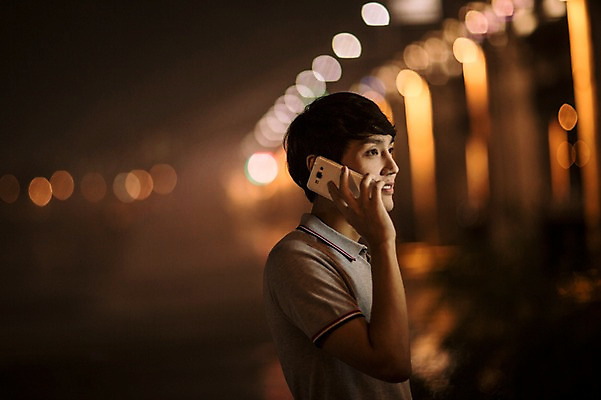 포토 JPG 공원 남자 비즈니스 정보기술 스마트라이프 한명 상반신 성인 야외 30대 스마트폰 스마트기기 한국인 네트워크 야간 스마트 분수 통화 반포대교 한강공원 국내포토 자연요소 1 라이프스타일 공공시설 컨셉 모션 서울 기술 사람 동양인 장년 전자제품 핸드폰 다리_건축물 한강 파일형식