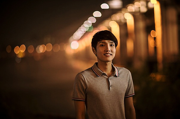 포토 JPG 공원 남자 비즈니스 정보기술 스마트라이프 한명 상반신 성인 야외 아웃포커스 30대 스마트기기 한국인 네트워크 야간 스마트 분수 반포대교 한강공원 국내포토 자연요소 1 라이프스타일 공공시설 컨셉 서울 기술 촬영기법 사람 동양인 장년 전자제품 다리_건축물 한강 파일형식