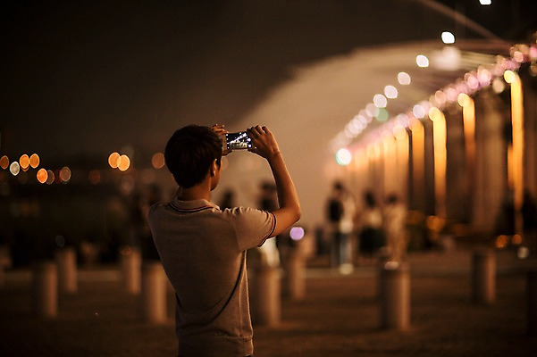 포토 JPG 공원 남자 비즈니스 정보기술 스마트라이프 한명 성인 야외 30대 스마트기기 카메라 사진촬영 한국인 네트워크 야간 스마트 분수 반포대교 한강공원 스마트모빌리티 모빌리티 국내포토 자연요소 1 라이프스타일 공공시설 교통수단 컨셉 서울 기술 사람 동양인 장년 전자제품 촬영 다리_건축물 한강 파일형식