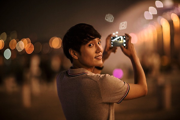 JPG 편집이미지 공원 남자 비즈니스 정보기술 스마트라이프 한명 성인 야외 30대 스마트기기 카메라 사진촬영 한국인 네트워크 야간 스마트 디지털합성 분수 반포대교 한강공원 디지털아트 4차산업 편집실사 자연요소 1 라이프스타일 공공시설 산업 컨셉 서울 기술 사람 동양인 장년 전자제품 촬영 다리_건축물 CG 한강 파일형식