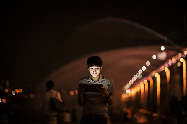 포토 JPG 공원 남자 비즈니스 정보기술 스마트라이프 한명 성인 야외 30대 스마트기기 태블릿 한국인 네트워크 야간 스마트 분수 반포대교 한강공원 국내포토 자연요소 1 라이프스타일 공공시설 컨셉 서울 기술 사람 동양인 장년 전자제품 다리_건축물 한강 파일형식