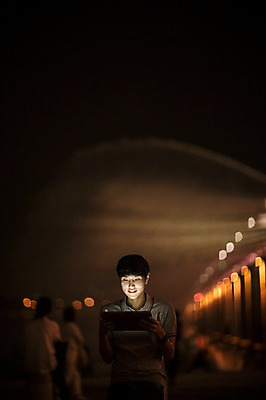 포토 JPG 공원 남자 비즈니스 정보기술 스마트라이프 한명 성인 야외 30대 스마트기기 태블릿 한국인 네트워크 야간 스마트 분수 반포대교 한강공원 국내포토 자연요소 1 라이프스타일 공공시설 컨셉 서울 기술 사람 동양인 장년 전자제품 다리_건축물 한강 파일형식