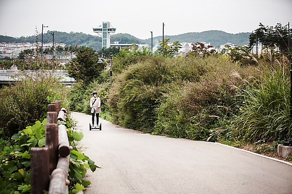포토 JPG 주간 남자 비즈니스 정보기술 스마트라이프 한명 성인 야외 30대 스마트기기 한국인 네트워크 풀잎 트렌치코트 헬멧 스마트 출근 스마트모빌리티 전동스쿠터 판교 모빌리티 국내포토 자연요소 1 라이프스타일 교통수단 컨셉 잎 기술 사람 동양인 장년 전자제품 코트 스쿠터 풀_식물 보호장비 출퇴근 분당 파일형식