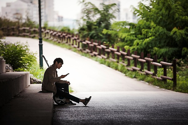포토 JPG 주간 남자 비즈니스 휴식 정보기술 스마트라이프 한명 성인 야외 30대 스마트폰 스마트기기 한국인 네트워크 트렌치코트 스마트 출근 스마트모빌리티 전동스쿠터 판교 모빌리티 국내포토 자연요소 1 라이프스타일 교통수단 컨셉 기술 사람 동양인 장년 전자제품 핸드폰 코트 스쿠터 출퇴근 분당 파일형식