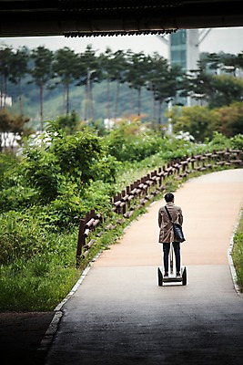 포토 JPG 주간 전신 남자 비즈니스 정보기술 스마트라이프 한명 성인 야외 뒷모습 30대 스마트기기 한국인 네트워크 트렌치코트 스마트 출근 크로스백 스마트모빌리티 전동스쿠터 판교 모빌리티 국내포토 자연요소 1 라이프스타일 교통수단 뷰포인트 컨셉 가방 기술 사람 동양인 장년 전자제품 코트 스쿠터 출퇴근 분당 파일형식