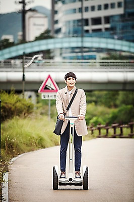 포토 JPG 주간 전신 남자 비즈니스 정보기술 스마트라이프 한명 성인 야외 30대 스마트기기 한국인 네트워크 트렌치코트 스마트 출근 크로스백 스마트모빌리티 전동스쿠터 판교 모빌리티 국내포토 자연요소 1 라이프스타일 교통수단 컨셉 가방 기술 사람 동양인 장년 전자제품 코트 스쿠터 출퇴근 분당 파일형식