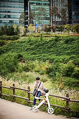 포토 JPG 주간 남자 비즈니스 휴식 정보기술 스마트라이프 한명 성인 야외 30대 스마트기기 한국인 네트워크 트렌치코트 헬멧 스마트 출근 나무울타리 스마트모빌리티 전동스쿠터 판교 모빌리티 국내포토 자연요소 1 라이프스타일 교통수단 컨셉 기술 사람 동양인 장년 전자제품 울타리 코트 스쿠터 보호장비 출퇴근 분당 파일형식