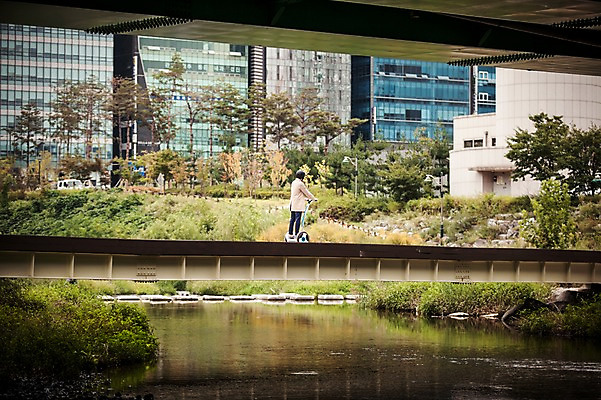 포토 JPG 주간 남자 비즈니스 정보기술 스마트라이프 한명 빌딩 성인 야외 30대 스마트기기 한국인 다리 네트워크 트렌치코트 스마트 출근 탄천 스마트모빌리티 전동스쿠터 판교 모빌리티 국내포토 자연요소 1 라이프스타일 교통수단 컨셉 기술 사람 동양인 건물 신체부위 장년 전자제품 강 코트 스쿠터 출퇴근 분당 파일형식