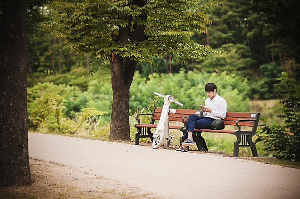 포토 JPG 주간 나무 공원 남자 벤치 비즈니스 휴식 정보기술 스마트라이프 한명 앉기 성인 야외 30대 스마트폰 스마트기기 한국인 네트워크 스마트 스마트모빌리티 전동스쿠터 판교 모빌리티 국내포토 자연요소 식물 1 라이프스타일 공공시설 교통수단 컨셉 의자 모션 기술 사람 동양인 장년 전자제품 핸드폰 스쿠터 분당 파일형식