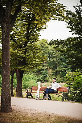 포토 JPG 주간 공원 남자 벤치 비즈니스 정보기술 스마트라이프 한명 앉기 성인 야외 30대 스마트기기 한국인 네트워크 스마트 스마트모빌리티 전동스쿠터 판교 모빌리티 국내포토 자연요소 1 라이프스타일 공공시설 교통수단 컨셉 의자 모션 기술 사람 동양인 장년 전자제품 스쿠터 분당 파일형식