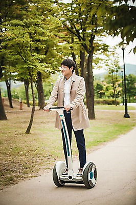 포토 JPG 주간 나무 공원 남자 비즈니스 정보기술 스마트라이프 한명 성인 야외 30대 스마트기기 한국인 네트워크 트렌치코트 스마트 출근 스마트모빌리티 전동스쿠터 판교 모빌리티 국내포토 자연요소 식물 1 라이프스타일 공공시설 교통수단 컨셉 기술 사람 동양인 장년 전자제품 코트 스쿠터 출퇴근 분당 파일형식