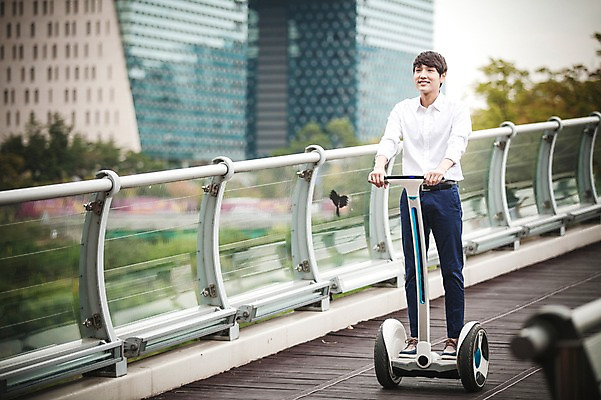 포토 JPG 주간 남자 비즈니스 정보기술 스마트라이프 한명 성인 야외 30대 스마트기기 한국인 네트워크 스마트 출근 스마트모빌리티 전동스쿠터 판교 모빌리티 국내포토 자연요소 1 라이프스타일 교통수단 컨셉 기술 사람 동양인 장년 전자제품 스쿠터 출퇴근 분당 파일형식