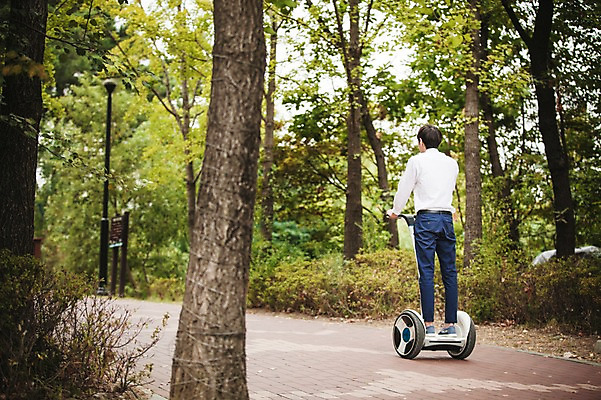 포토 JPG 주간 나무 공원 남자 비즈니스 정보기술 스마트라이프 한명 성인 야외 뒷모습 30대 스마트기기 한국인 네트워크 스마트 스마트모빌리티 전동스쿠터 판교 모빌리티 국내포토 자연요소 식물 1 라이프스타일 공공시설 교통수단 뷰포인트 컨셉 기술 사람 동양인 장년 전자제품 스쿠터 분당 파일형식