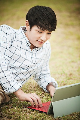 포토 JPG 주간 공원 남자 비즈니스 정보기술 스마트라이프 한명 잔디 성인 야외 30대 노트북 스마트기기 눕기 한국인 네트워크 스마트 판교 국내포토 자연요소 식물 1 라이프스타일 공공시설 컨셉 모션 기술 사람 동양인 장년 전자제품 분당 파일형식