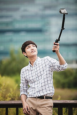 포토 JPG 주간 공원 남자 비즈니스 정보기술 스마트라이프 한명 성인 야외 30대 스마트기기 사진촬영 한국인 네트워크 스마트 셀카봉 판교 국내포토 자연요소 1 라이프스타일 공공시설 컨셉 기술 사람 동양인 장년 전자제품 촬영 분당 파일형식