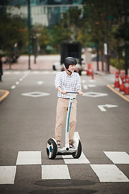 포토 JPG 주간 남자 비즈니스 정보기술 스마트라이프 한명 성인 야외 30대 스마트기기 한국인 네트워크 헬멧 스마트 출근 스마트모빌리티 전동스쿠터 판교 모빌리티 국내포토 자연요소 1 라이프스타일 교통수단 컨셉 기술 사람 동양인 장년 전자제품 스쿠터 보호장비 출퇴근 분당 파일형식