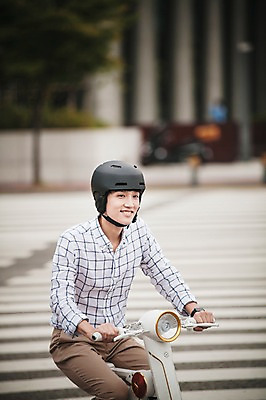 포토 JPG 주간 남자 비즈니스 정보기술 스마트라이프 한명 성인 야외 30대 스마트기기 한국인 네트워크 횡단보도 헬멧 스마트 스마트모빌리티 전동스쿠터 판교 모빌리티 국내포토 자연요소 1 라이프스타일 교통수단 컨셉 기술 사람 동양인 장년 전자제품 스쿠터 보행로 보호장비 분당 파일형식