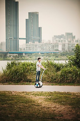 포토 JPG 주간 공원 남자 비즈니스 정보기술 스마트라이프 한명 빌딩 성인 야외 30대 스마트기기 한국인 네트워크 스마트 한강공원 스마트모빌리티 전동스쿠터 모빌리티 국내포토 자연요소 1 라이프스타일 공공시설 교통수단 컨셉 기술 사람 동양인 건물 장년 전자제품 스쿠터 한강 파일형식