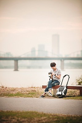 포토 JPG 주간 공원 남자 벤치 비즈니스 휴식 정보기술 스마트라이프 한명 앉기 성인 야외 30대 스마트기기 카메라 한국인 네트워크 스마트 한강공원 스마트모빌리티 모빌리티 국내포토 자연요소 1 라이프스타일 공공시설 교통수단 컨셉 의자 모션 기술 사람 동양인 장년 전자제품 한강 파일형식