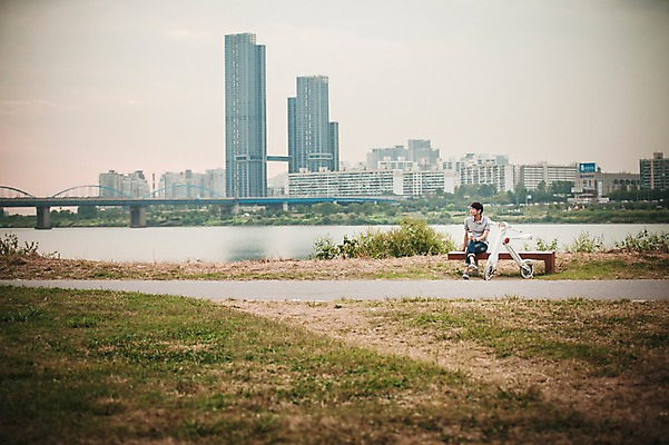 포토 JPG 주간 공원 남자 벤치 비즈니스 휴식 정보기술 스마트라이프 한명 빌딩 성인 야외 30대 스마트기기 한국인 네트워크 스마트 한강공원 스마트모빌리티 모빌리티 국내포토 자연요소 1 라이프스타일 공공시설 교통수단 컨셉 의자 기술 사람 동양인 건물 장년 전자제품 한강 파일형식