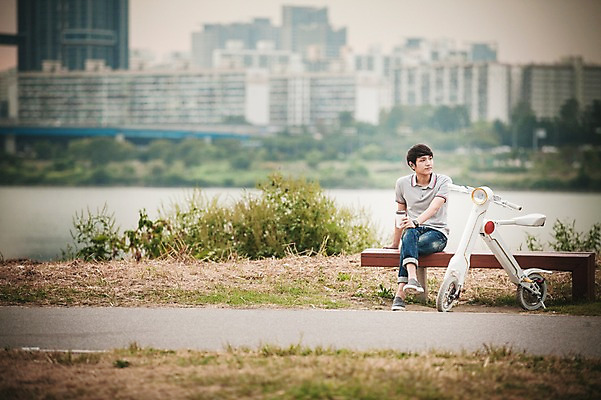 포토 JPG 주간 공원 남자 벤치 비즈니스 휴식 정보기술 스마트라이프 한명 성인 야외 30대 스마트기기 한국인 네트워크 스마트 한강공원 스마트모빌리티 전동스쿠터 모빌리티 국내포토 자연요소 1 라이프스타일 공공시설 교통수단 컨셉 의자 기술 사람 동양인 장년 전자제품 스쿠터 한강 파일형식