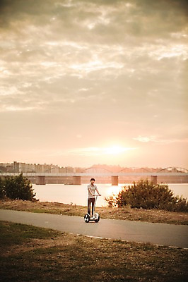 포토 JPG 주간 전신 공원 남자 이동 비즈니스 정보기술 스마트라이프 한명 성인 야외 30대 스마트기기 한국인 네트워크 스마트 한강공원 스마트모빌리티 전동스쿠터 모빌리티 국내포토 자연요소 1 라이프스타일 공공시설 교통수단 컨셉 기술 사람 동양인 장년 전자제품 스쿠터 한강 파일형식