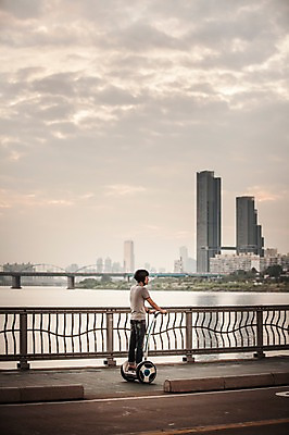 포토 JPG 주간 공원 남자 비즈니스 정보기술 스마트라이프 한명 빌딩 성인 야외 30대 스마트기기 한국인 네트워크 스마트 한강 한강공원 스마트모빌리티 전동스쿠터 모빌리티 국내포토 자연요소 1 라이프스타일 공공시설 교통수단 컨셉 서울 기술 사람 동양인 건물 장년 전자제품 스쿠터 랜드마크 파일형식