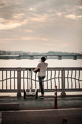 포토 JPG 주간 공원 남자 비즈니스 휴식 정보기술 스마트라이프 한명 성인 야외 30대 스마트기기 한국인 네트워크 헬멧 스마트 한강 물마시기 한강공원 스마트모빌리티 전동스쿠터 모빌리티 국내포토 자연요소 1 라이프스타일 공공시설 교통수단 컨셉 서울 기술 사람 동양인 장년 전자제품 스쿠터 마시기 보호장비 랜드마크 파일형식