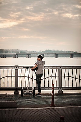 포토 JPG 주간 공원 남자 비즈니스 난간 휴식 정보기술 스마트라이프 한명 성인 야외 30대 스마트기기 한국인 네트워크 헬멧 스마트 한강 한강공원 스마트모빌리티 전동스쿠터 모빌리티 국내포토 자연요소 1 라이프스타일 공공시설 교통수단 컨셉 서울 기술 사람 동양인 장년 전자제품 스쿠터 보호장비 랜드마크 파일형식