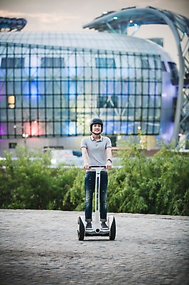 포토 JPG 주간 전신 공원 남자 비즈니스 정보기술 스마트라이프 한명 성인 야외 건물 30대 스마트기기 한국인 네트워크 헬멧 스마트 한강공원 스마트모빌리티 전동스쿠터 모빌리티 국내포토 자연요소 1 라이프스타일 건축물 공공시설 교통수단 컨셉 기술 사람 동양인 장년 전자제품 스쿠터 보호장비 한강 파일형식