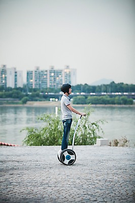 포토 JPG 주간 공원 남자 이동 비즈니스 정보기술 스마트라이프 한명 성인 야외 옆모습 30대 스마트기기 한국인 네트워크 헬멧 스마트 한강 한강공원 스마트모빌리티 전동스쿠터 모빌리티 국내포토 자연요소 1 라이프스타일 공공시설 교통수단 뷰포인트 컨셉 서울 기술 사람 동양인 장년 전자제품 스쿠터 보호장비 랜드마크 파일형식