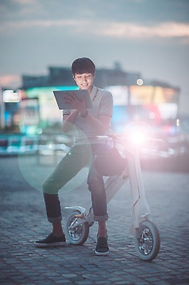 포토 JPG 주간 전신 공원 남자 비즈니스 정보기술 스마트라이프 한명 성인 야외 30대 스마트기기 태블릿 한국인 네트워크 스마트 한강공원 스마트모빌리티 전동스쿠터 모빌리티 국내포토 자연요소 1 라이프스타일 공공시설 교통수단 컨셉 기술 사람 동양인 장년 전자제품 스쿠터 한강 파일형식