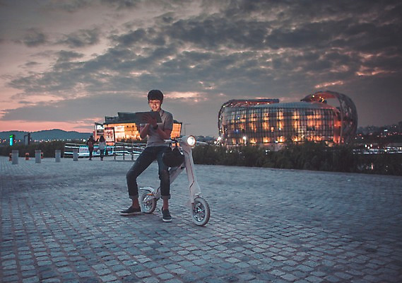 포토 JPG 주간 공원 남자 비즈니스 정보기술 스마트라이프 한명 성인 야외 건물 30대 스마트기기 태블릿 일몰 한국인 네트워크 스마트 한강공원 스마트모빌리티 전동스쿠터 모빌리티 국내포토 자연요소 1 라이프스타일 건축물 공공시설 교통수단 컨셉 기술 사람 동양인 장년 전자제품 노을 스쿠터 한강 파일형식