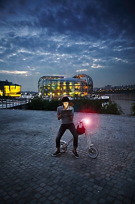 포토 JPG 전신 공원 남자 비즈니스 정보기술 스마트라이프 한명 성인 야외 30대 스마트기기 태블릿 한국인 네트워크 야간 스마트 검색 한강공원 스마트모빌리티 전동스쿠터 모빌리티 국내포토 자연요소 1 라이프스타일 공공시설 교통수단 컨셉 기술 사람 동양인 장년 전자제품 스쿠터 한강 파일형식