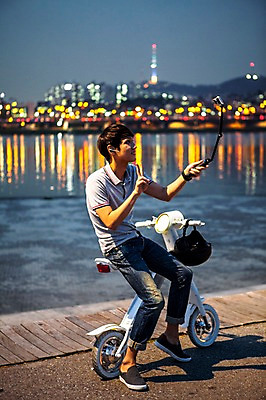 포토 JPG 전신 공원 남자 비즈니스 정보기술 스마트라이프 한명 성인 야외 30대 스마트기기 사진촬영 한국인 네트워크 야간 헬멧 스마트 한강 걸터앉기 셀카봉 한강공원 스마트모빌리티 전동스쿠터 모빌리티 국내포토 자연요소 1 라이프스타일 공공시설 교통수단 컨셉 서울 기술 사람 앉기 동양인 장년 전자제품 촬영 스쿠터 보호장비 랜드마크 파일형식