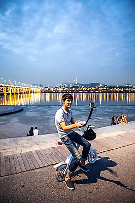 포토 JPG 주간 공원 남자 비즈니스 정보기술 스마트라이프 여러명 성인 야외 30대 스마트기기 사진촬영 일몰 한국인 네트워크 보행자 스마트 셀카봉 한강공원 스마트모빌리티 전동스쿠터 모빌리티 국내포토 자연요소 라이프스타일 공공시설 교통수단 다수 컨셉 기술 사람 동양인 장년 전자제품 노을 촬영 스쿠터 한강 파일형식