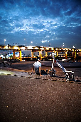 포토 JPG 공원 남자 비즈니스 휴식 정보기술 스마트라이프 한명 성인 야외 30대 스마트기기 한국인 네트워크 야간 스마트 반포대교 한강공원 스마트모빌리티 전동스쿠터 모빌리티 국내포토 자연요소 1 라이프스타일 공공시설 교통수단 컨셉 서울 기술 사람 동양인 장년 전자제품 스쿠터 다리_건축물 한강 파일형식