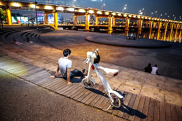 포토 JPG 공원 남자 비즈니스 휴식 정보기술 스마트라이프 여러명 성인 야외 30대 스마트기기 한국인 네트워크 보행자 야간 스마트 반포대교 한강공원 스마트모빌리티 전동스쿠터 모빌리티 국내포토 자연요소 라이프스타일 공공시설 교통수단 다수 컨셉 서울 기술 사람 동양인 장년 전자제품 스쿠터 다리_건축물 한강 파일형식