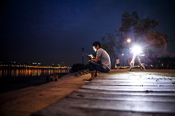 포토 JPG 나무 공원 남자 비즈니스 정보기술 스마트라이프 여러명 성인 야외 30대 스마트기기 태블릿 한국인 네트워크 보행자 야간 스마트 한강공원 스마트모빌리티 전동스쿠터 모빌리티 국내포토 자연요소 식물 라이프스타일 공공시설 교통수단 다수 컨셉 기술 사람 동양인 장년 전자제품 스쿠터 한강 파일형식
