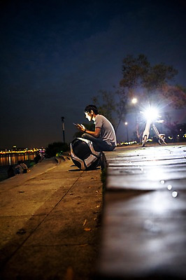 포토 JPG 나무 공원 남자 비즈니스 정보기술 스마트라이프 한명 성인 야외 30대 스마트기기 태블릿 한국인 네트워크 야간 스마트 한강공원 스마트모빌리티 전동휠 전동스쿠터 모빌리티 국내포토 자연요소 식물 1 라이프스타일 공공시설 육상교통 교통수단 컨셉 기술 사람 동양인 장년 전자제품 스쿠터 한강 파일형식