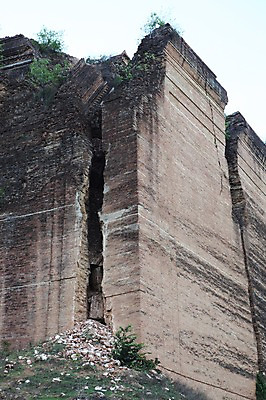 포토 JPG 주간 해외 아시아 벽 불교 사람없음 야외 담장 사찰 사원 균열 만달레이 미얀마 민군파고다 국내포토 자연요소 나라 종교 비즈니스 종교건축 모션 파일형식