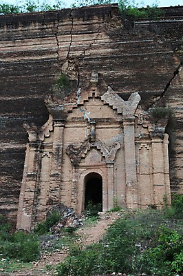포토 JPG 주간 해외 아시아 벽 불교 출입구 사람없음 야외 담장 사찰 사원 균열 만달레이 미얀마 민군파고다 국내포토 자연요소 나라 종교 비즈니스 종교건축 모션 파일형식