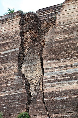 포토 JPG 주간 해외 아시아 벽 불교 사람없음 야외 담장 사찰 사원 균열 만달레이 미얀마 민군파고다 국내포토 자연요소 나라 종교 비즈니스 종교건축 모션 파일형식