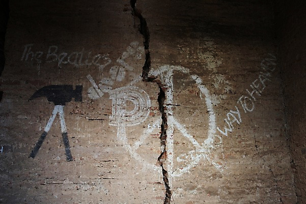 포토 JPG 해외 아시아 벽 사람없음 평화 균열 낙서 만달레이 미얀마 피스마크 민군파고다 국내포토 기호 나라 컨셉 모션 파일형식