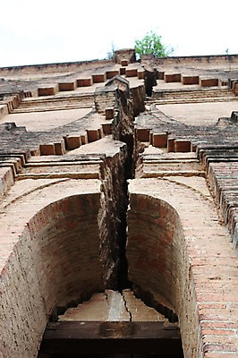 포토 JPG 주간 해외 아시아 벽 불교 출입구 사람없음 야외 담장 사찰 사원 균열 만달레이 미얀마 민군파고다 국내포토 자연요소 나라 종교 비즈니스 종교건축 모션 파일형식